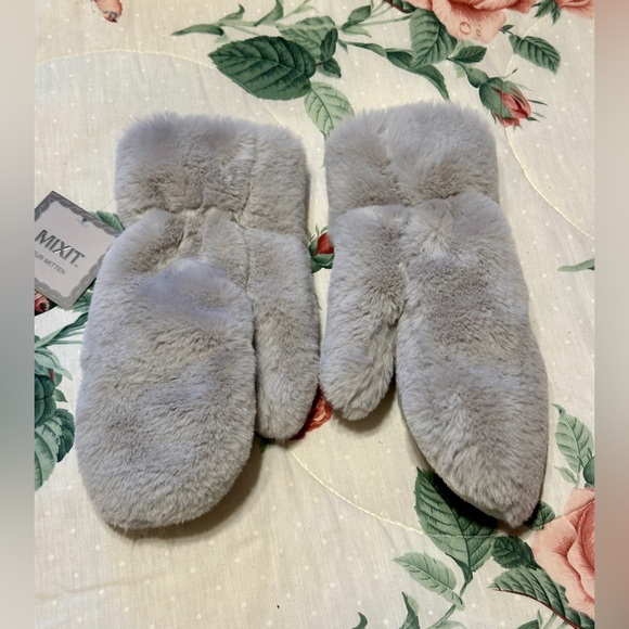 Mixit Faux Fur Mittens - Gauntlet Grey
One Size Fits All - Picture 3 of 4